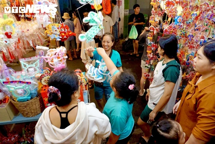 Cận Trung thu, tiểu thương phố lồng đèn ở TP.HCM vẫn 'ngóng' khách mua Cận Trung thu, tiểu thương phố lồng đèn ở TP.HCM vẫn 'ngóng' khách mua