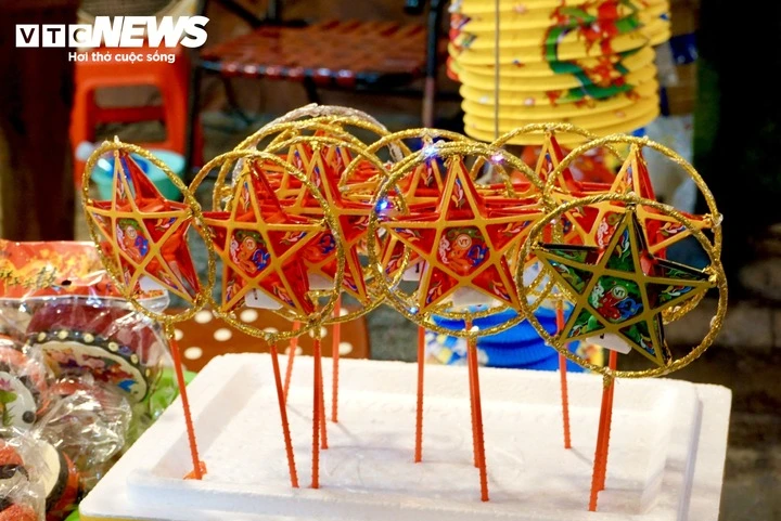 Cận Trung thu, tiểu thương phố lồng đèn ở TP.HCM vẫn 'ngóng' khách mua Cận Trung thu, tiểu thương phố lồng đèn ở TP.HCM vẫn 'ngóng' khách mua