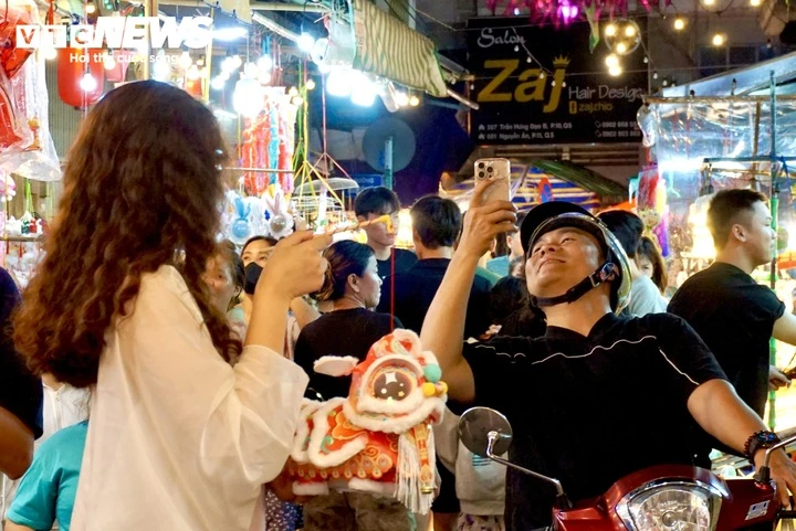Cận Trung thu, tiểu thương phố lồng đèn ở TP.HCM vẫn 'ngóng' khách mua Cận Trung thu, tiểu thương phố lồng đèn ở TP.HCM vẫn 'ngóng' khách mua