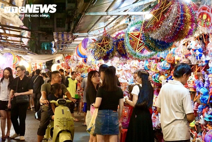 Cận Trung thu, tiểu thương phố lồng đèn ở TP.HCM vẫn 'ngóng' khách mua Cận Trung thu, tiểu thương phố lồng đèn ở TP.HCM vẫn 'ngóng' khách mua