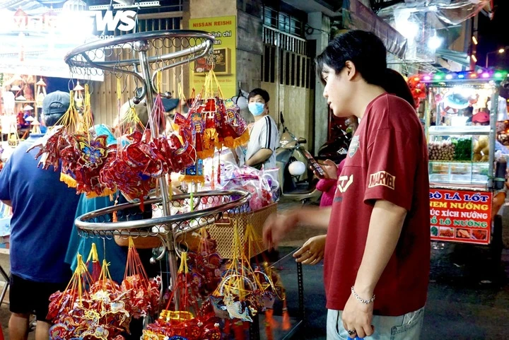 Cận Trung thu, tiểu thương phố lồng đèn ở TP.HCM vẫn 'ngóng' khách mua Cận Trung thu, tiểu thương phố lồng đèn ở TP.HCM vẫn 'ngóng' khách mua