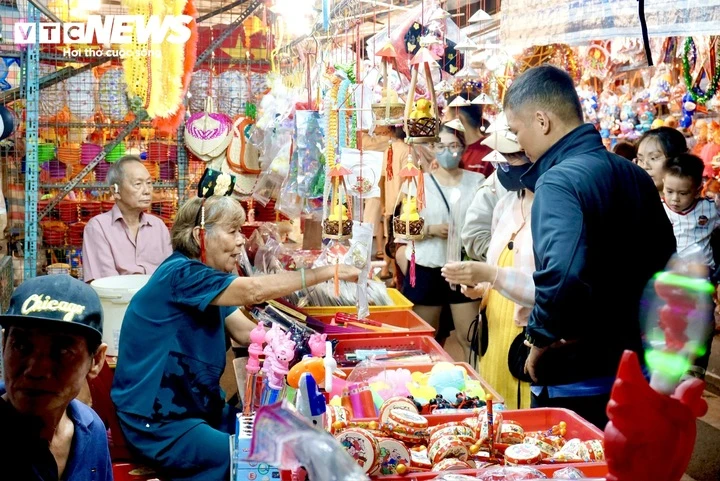 Cận Trung thu, tiểu thương phố lồng đèn ở TP.HCM vẫn 'ngóng' khách mua Cận Trung thu, tiểu thương phố lồng đèn ở TP.HCM vẫn 'ngóng' khách mua