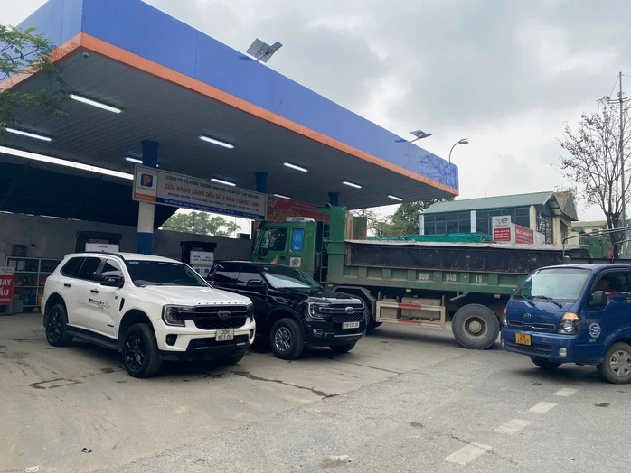 Cảnh tượng khác lạ tại cây xăng khi giá giảm sâu Cảnh tượng khác lạ tại cây xăng khi giá giảm sâu