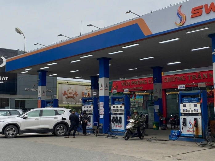 Cảnh tượng khác lạ tại cây xăng khi giá giảm sâu Cảnh tượng khác lạ tại cây xăng khi giá giảm sâu