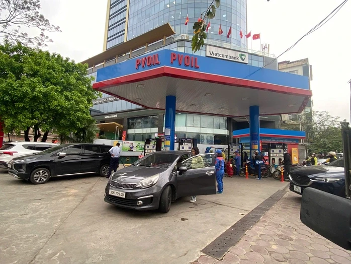 Cảnh tượng khác lạ tại cây xăng khi giá giảm sâu Cảnh tượng khác lạ tại cây xăng khi giá giảm sâu