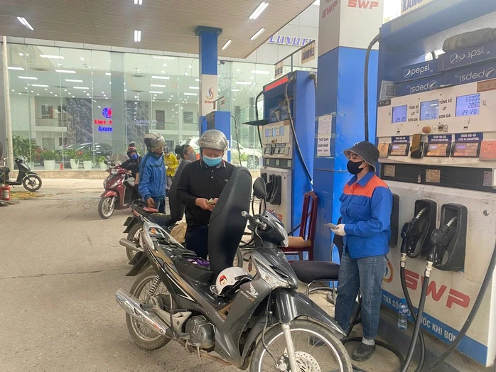 Cảnh tượng khác lạ tại cây xăng khi giá giảm sâu Cảnh tượng khác lạ tại cây xăng khi giá giảm sâu