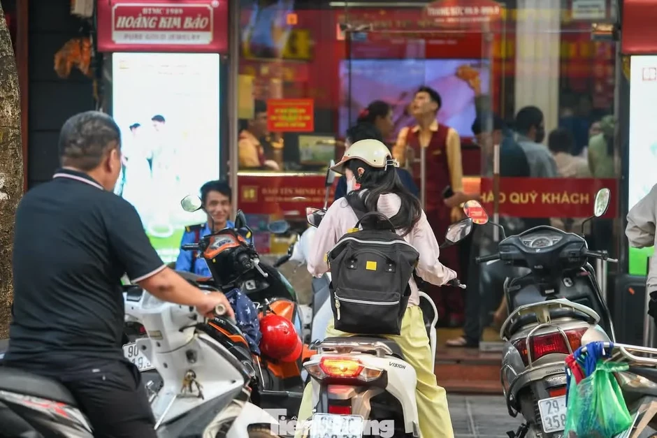 Cảnh tượng lạ tại cửa hàng vàng Bảo Tín Minh Châu Cảnh tượng lạ tại cửa hàng vàng Bảo Tín Minh Châu