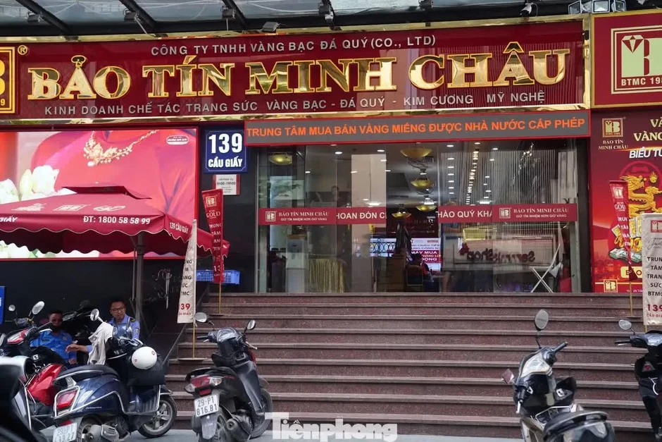 Cảnh tượng lạ tại cửa hàng vàng Bảo Tín Minh Châu Cảnh tượng lạ tại cửa hàng vàng Bảo Tín Minh Châu