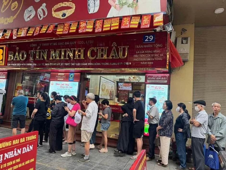 Cảnh tượng lạ tại cửa hàng vàng Bảo Tín Minh Châu Cảnh tượng lạ tại cửa hàng vàng Bảo Tín Minh Châu