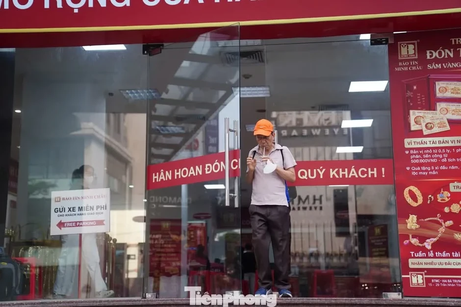 Cảnh tượng lạ tại cửa hàng vàng Bảo Tín Minh Châu Cảnh tượng lạ tại cửa hàng vàng Bảo Tín Minh Châu