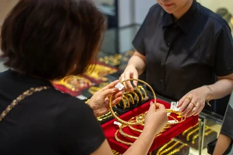 Cập nhật giá vàng hôm nay 8/7: Tiếp tục lao dốc