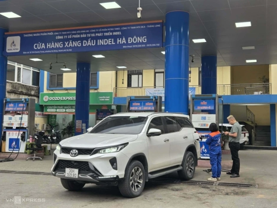 Cây xăng bán nhỏ giọt, treo biển hết hàng Cây xăng bán nhỏ giọt, treo biển hết hàng