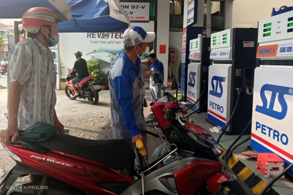 Cây xăng bán nhỏ giọt, treo biển hết hàng Cây xăng bán nhỏ giọt, treo biển hết hàng