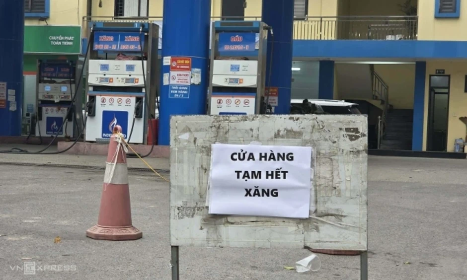 Cây xăng bán nhỏ giọt, treo biển hết hàng Cây xăng bán nhỏ giọt, treo biển hết hàng