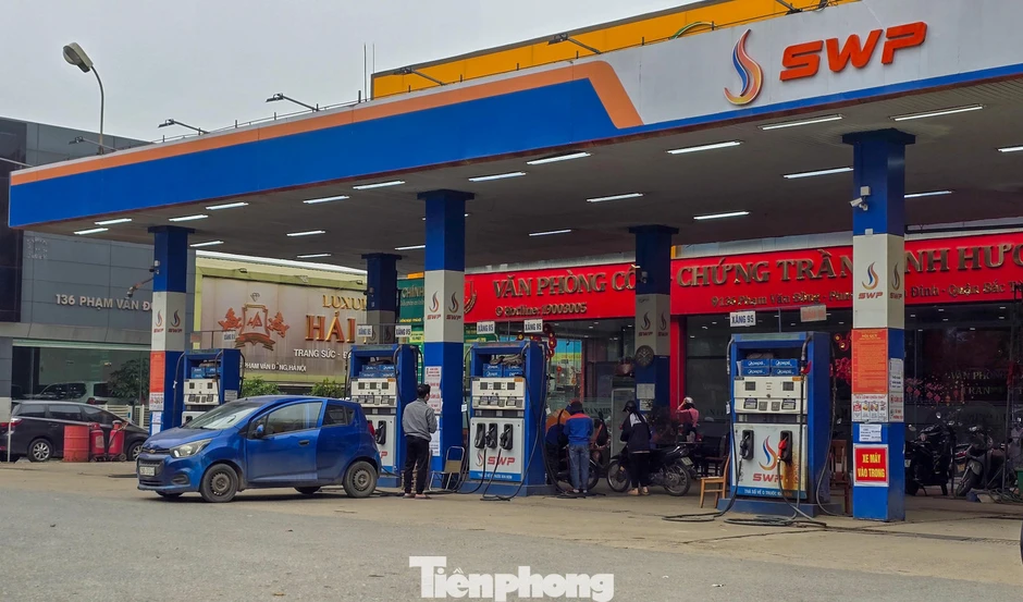 Cây xăng vắng vẻ khi giá giảm, nhiều người ung dung 'đổ đầy bình' Cây xăng vắng vẻ khi giá giảm, nhiều người ung dung 'đổ đầy bình'