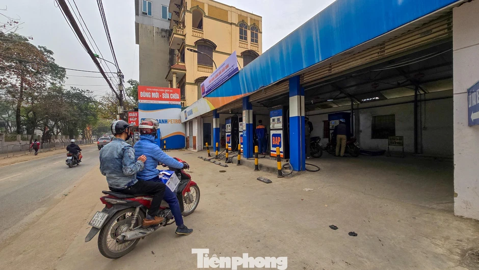 Cây xăng vắng vẻ khi giá giảm, nhiều người ung dung 'đổ đầy bình' Cây xăng vắng vẻ khi giá giảm, nhiều người ung dung 'đổ đầy bình'