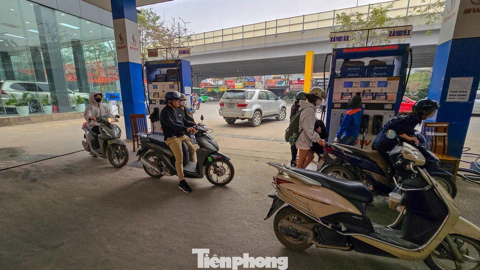 Cây xăng vắng vẻ khi giá giảm, nhiều người ung dung 'đổ đầy bình' Cây xăng vắng vẻ khi giá giảm, nhiều người ung dung 'đổ đầy bình'