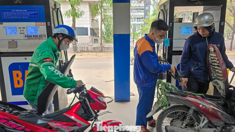Cây xăng vắng vẻ khi giá giảm, nhiều người ung dung 'đổ đầy bình' Cây xăng vắng vẻ khi giá giảm, nhiều người ung dung 'đổ đầy bình'