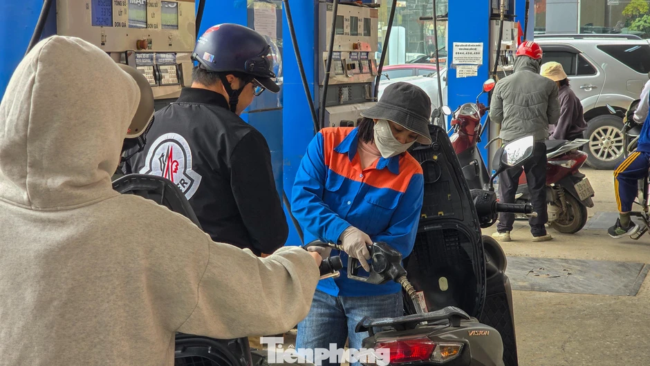 Cây xăng vắng vẻ khi giá giảm, nhiều người ung dung 'đổ đầy bình' Cây xăng vắng vẻ khi giá giảm, nhiều người ung dung 'đổ đầy bình'