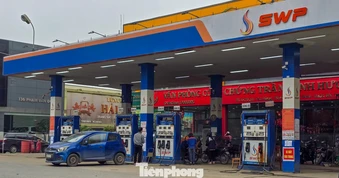 Cây xăng vắng vẻ khi giá giảm, nhiều người ung dung 'đổ đầy bình'