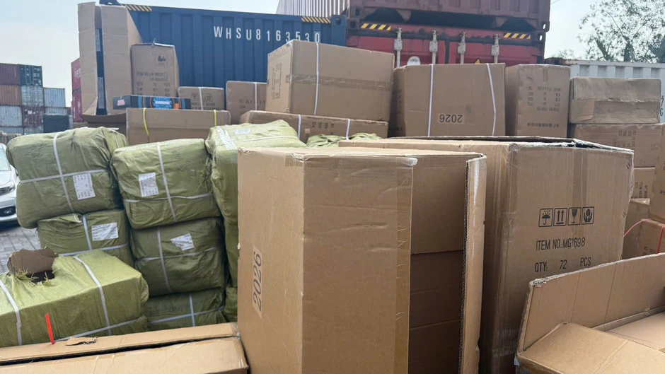 Chặn 14.500 chai mỹ phẩm hết hạn, đồ chơi, quả bóng đá giả thương hiệu nổi tiếng Chặn 14.500 chai mỹ phẩm hết hạn, đồ chơi, quả bóng đá giả thương hiệu nổi tiếng