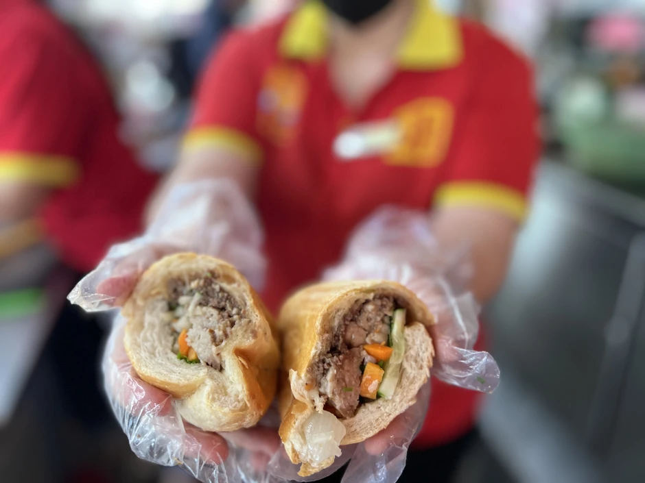 Chi phí đầu vào tăng, loạt tiệm bánh mì nổi tiếng ở TPHCM đau đầu giữ giá