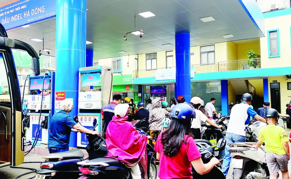 Chiết khấu thấp, doanh nghiệp xăng dầu “càng bán càng lỗ” Chiết khấu thấp, doanh nghiệp xăng dầu “càng bán càng lỗ”