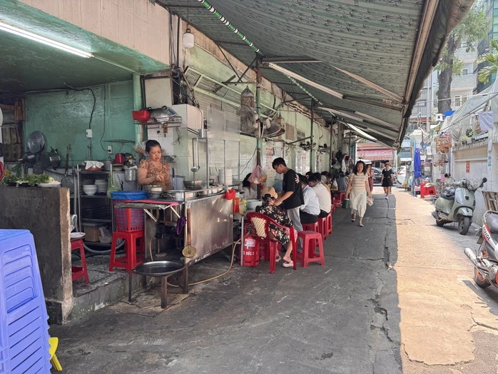 Chủ các quán ăn nói gì khi giá bán vẫn cao bất chấp xăng dầu giảm mạnh?