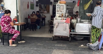 Chủ các quán ăn nói gì khi giá bán vẫn cao bất chấp xăng dầu giảm mạnh?
