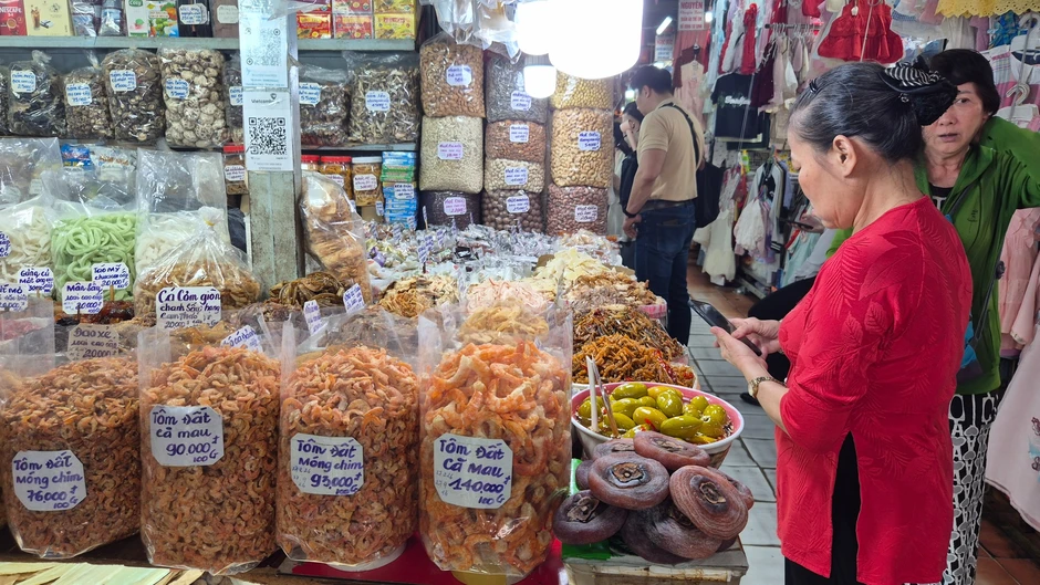 Chủ sạp chè hơn 50 năm ở chợ Tân Định tiết lộ lý do giữ giá bán nhiều năm