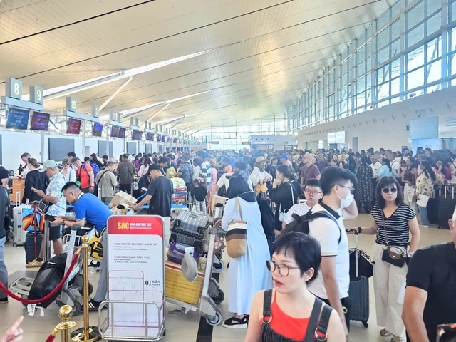 Chưa đến lễ, "Đảo Ngọc" Phú Quốc đã chật kín du khách