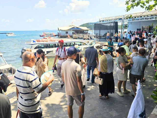 Chưa đến lễ, "Đảo Ngọc" Phú Quốc đã chật kín du khách