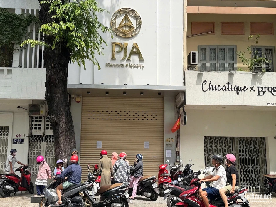 Cửa hàng kim cương bất ngờ đóng cửa, khách hàng lo kẹt tài sản hàng tỷ đồng Cửa hàng kim cương bất ngờ đóng cửa, khách hàng lo kẹt tài sản hàng tỷ đồng