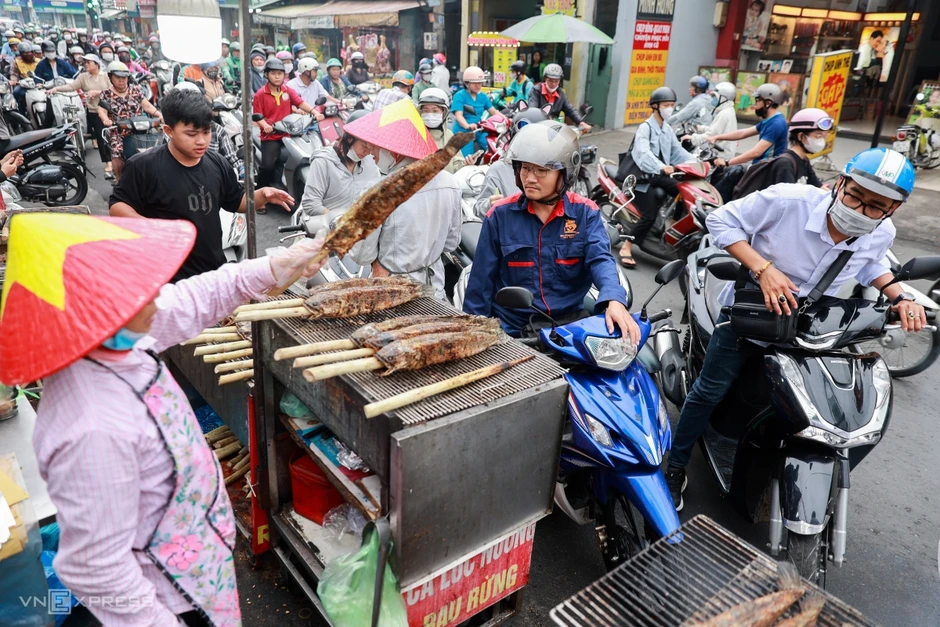 Cửa h&agrave;ng ở TP HCM b&aacute;n 3.000 c&aacute; l&oacute;c nướng ng&agrave;y v&iacute;a Thần T&agrave;i
