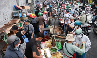 Cửa hàng ở TP HCM bán 3.000 cá lóc nướng ngày vía Thần Tài