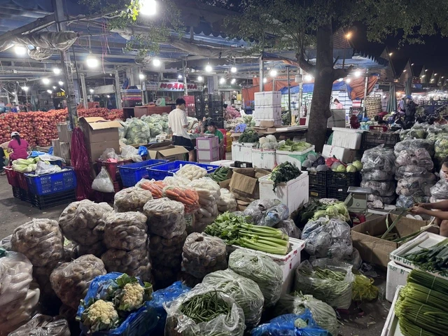 Cùng một loại rau, giá chợ lẻ cao gấp 2-3 lần chợ đầu mối Cùng một loại rau, giá chợ lẻ cao gấp 2-3 lần chợ đầu mối
