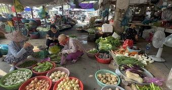 Cùng một loại rau, giá chợ lẻ cao gấp 2-3 lần chợ đầu mối