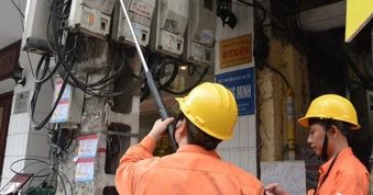 Cung ứng điện mùa khô năm nay chịu áp lực kỷ lục từ nắng nóng, xe điện