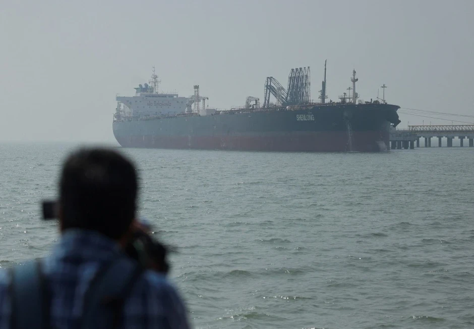 Đàm phán Mỹ - Iran đổ vỡ, 2 siêu tàu chở dầu quay đầu ở eo biển Hormuz