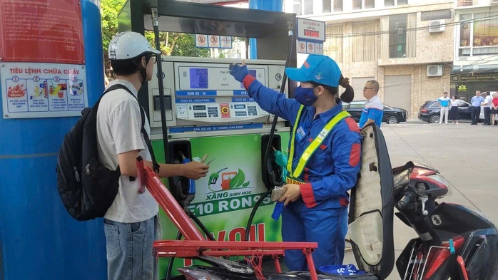Dần thay thế xăng khoáng RON 95, giá xăng E10 đang ở mức nào? Dần thay thế xăng khoáng RON 95, giá xăng E10 đang ở mức nào?