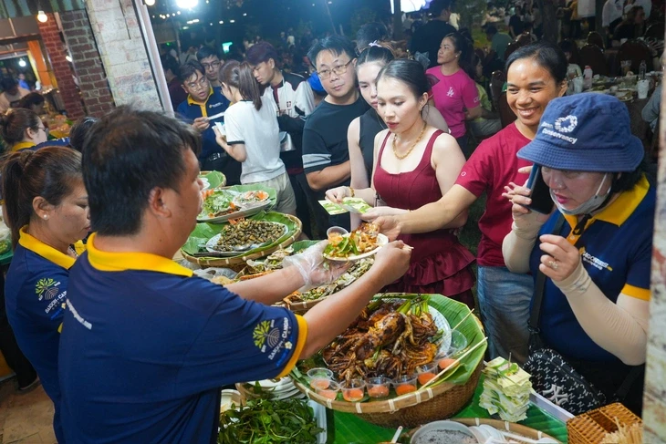 Để du khách mở ví về đêm
