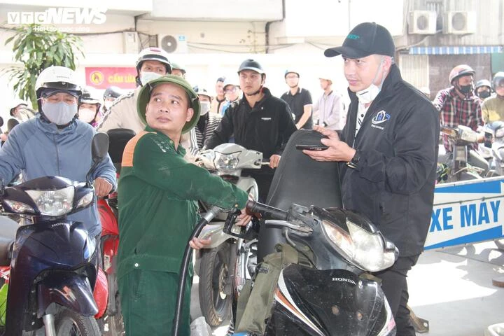 Dẹp điểm bán xăng tự phát, người dân không còn mua tích trữ Dẹp điểm bán xăng tự phát, người dân không còn mua tích trữ