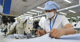 Dệt may Việt Nam đối mặt áp lực kép từ thuế quan và xung đột Trung Đông