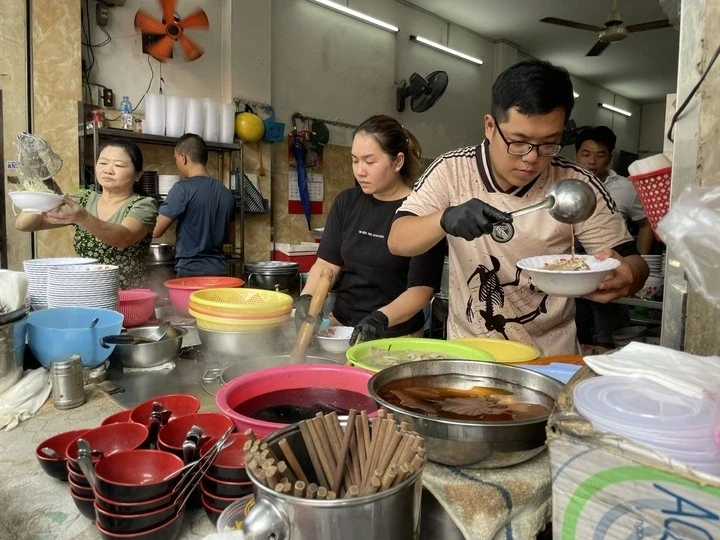 Đĩa cơm, tô phở, ly cà phê lên mức giá mới, gần 60% hàng quán thừa nhận tăng giá Đĩa cơm, tô phở, ly cà phê lên mức giá mới, gần 60% hàng quán thừa nhận tăng giá