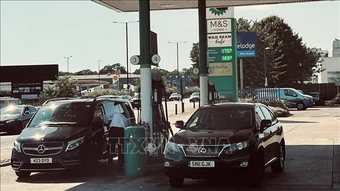 Diễn biến ở eo biển Hormuz dội về từng cây xăng tại Anh