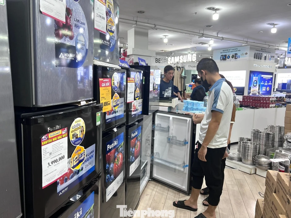Điện lạnh 'cháy hàng' mùa nắng nóng, dân TP.HCM xuống tiền mua gì? Điện lạnh 'cháy hàng' mùa nắng nóng, dân TP.HCM xuống tiền mua gì?