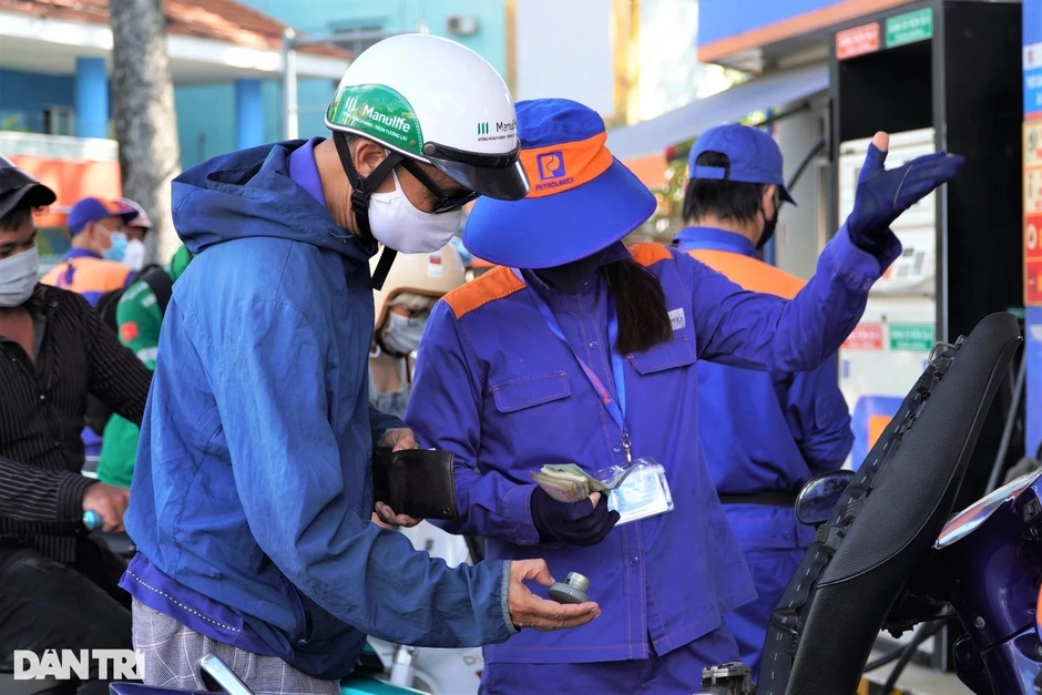 Điều gì khiến giá xăng dầu giảm mạnh liên tục? Điều gì khiến giá xăng dầu giảm mạnh liên tục?