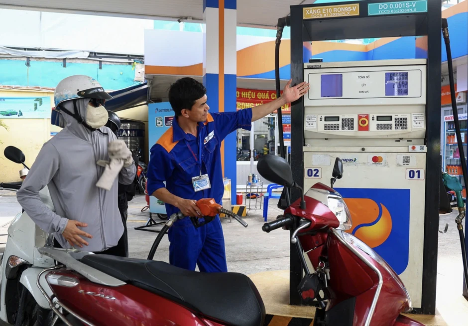 Doanh nghiệp tự quyết giá xăng dầu: Nhà nước can thiệp cách nào khi giá tăng đột biến? Doanh nghiệp tự quyết giá xăng dầu: Nhà nước can thiệp cách nào khi giá tăng đột biến?