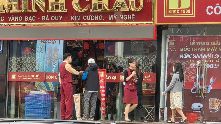 Đúng 12h Bảo Tín Minh Châu mở cửa, bất ngờ giá vàng SJC tại đây! Đúng 12h Bảo Tín Minh Châu mở cửa, bất ngờ giá vàng SJC tại đây!