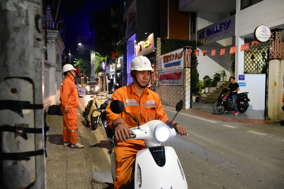 EVNHANOI bảo đảm cung ứng điện ổn định cho người dân trong mùa nóng kéo dài EVNHANOI bảo đảm cung ứng điện ổn định cho người dân trong mùa nóng kéo dài
